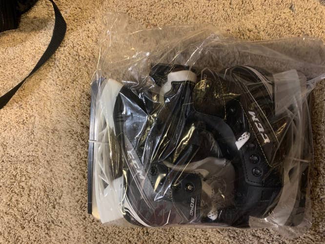 Junior New CCM Tacks 9040 Hockey Skates Regular Width Size 1