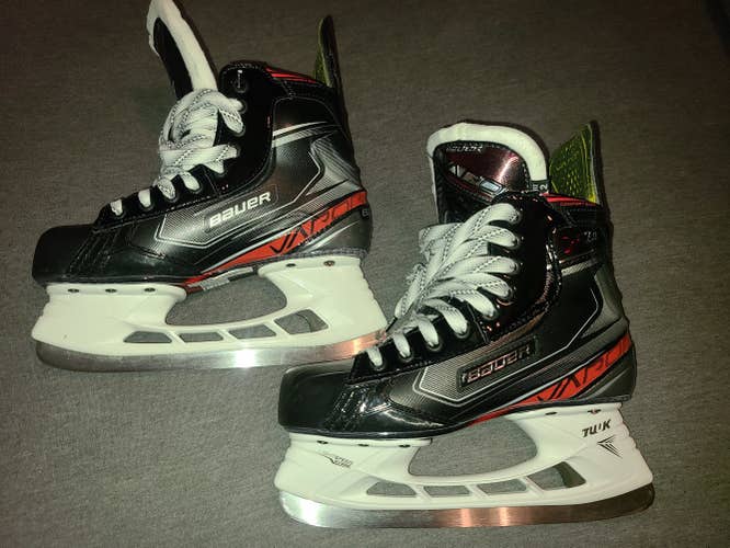 Junior New Bauer Vapor X2.9 Hockey Skates Regular Width Size 4.5 Fit 2