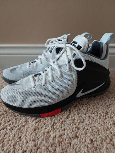 New Size 7.5 Nike Lebron Shoes
