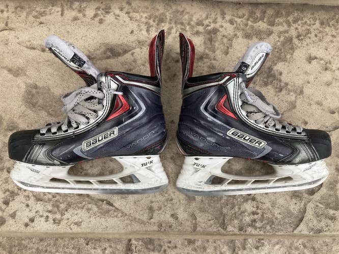 Junior Bauer Regular Width Size 5.5 Vapor APX2 Hockey Skates