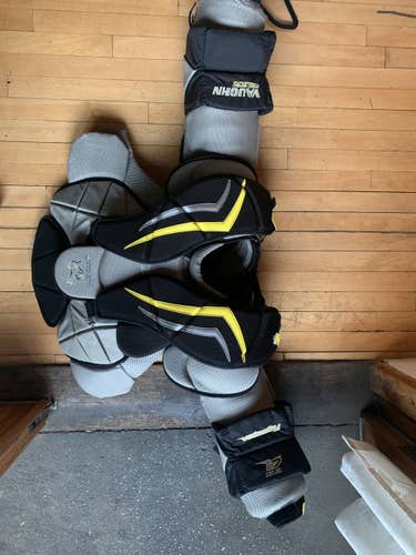 Senior Used Medium Vaughn Velocity V7 XF Pro Carbon Goalie Chest Protector
