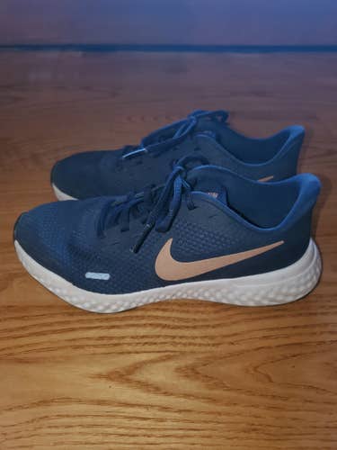 US 3.5. LN blue Nike Revolution 5 running shoes