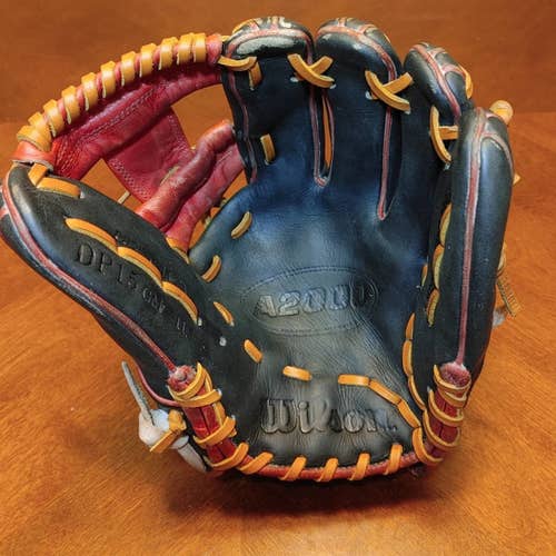Used Wilson Right Hand Throw Infield A2000 Baseball Glove 11.5"