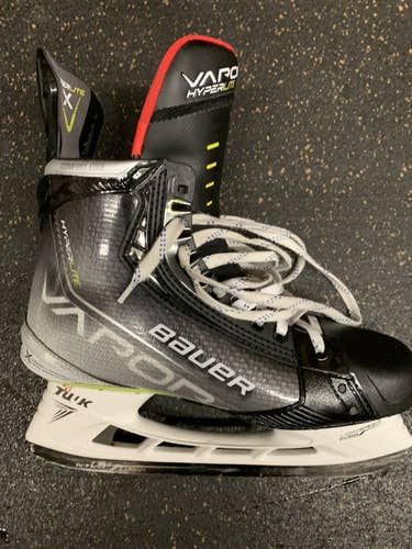 Senior Bauer Regular Width Size 9 Vapor Hyperlite Hockey Skates