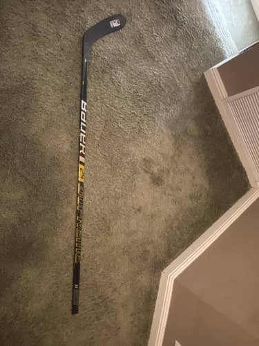 Senior Right Handed Toe Pattern  Supreme 2S Pro Hockey Stick
