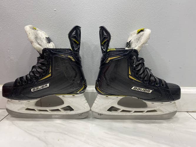 Junior Bauer Regular Width  Size 4.5 Supreme 2S Hockey Skates