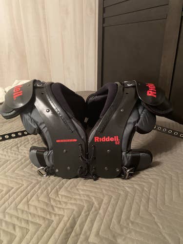 Riddell Boys’ S2 Shoulder Pads Medium *Used*