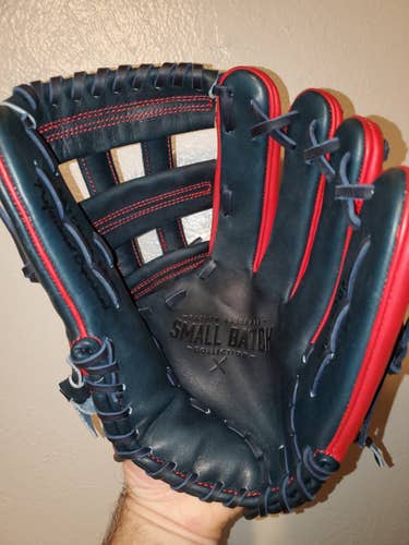 Like new Rare Easton Right Hand Throw Small batch Baseball Glove 12"