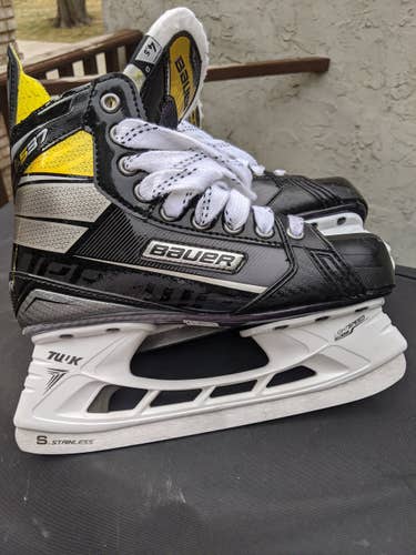 Used Junior Bauer Supreme S37 Hockey Skates Regular Width Size 4.5