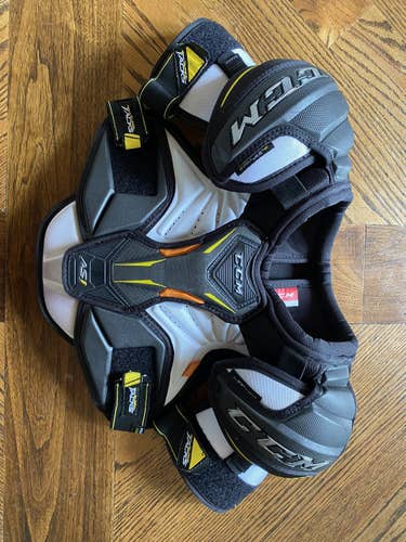 Junior Medium CCM Super Tacks AS1 Shoulder Pads