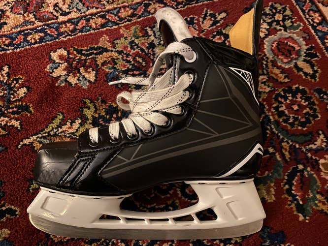 Junior Bauer Regular Width  Size 5 s150 Hockey Skates