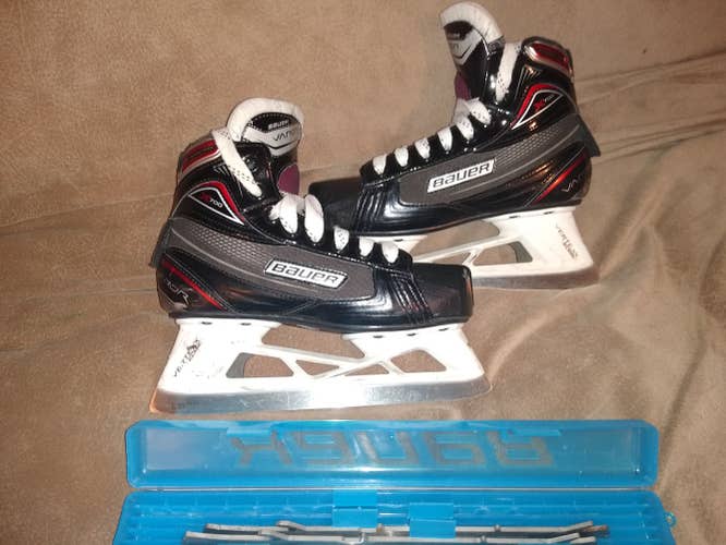 Junior Used Bauer Vapor X700 Hockey Goalie Skates Regular Width Size 4 includes extra blades