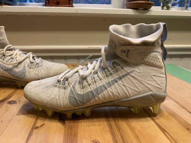 White Adult Used Men's Size 7.0 (Women's 8.0) Nike