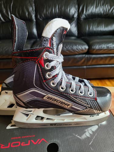 New Youth Bauer Vapor X500 Hockey Skates Size 13