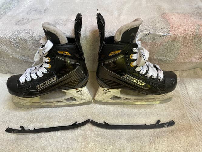 Junior Bauer Regular Width Size 1D Supreme 160 Hockey Skates