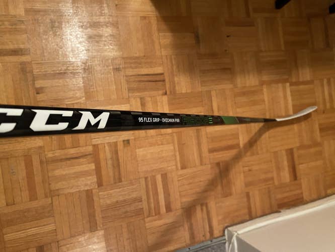 Senior Grip Right Handed Mid Pattern  RibCor Trigger 4 Pro Hockey Stick