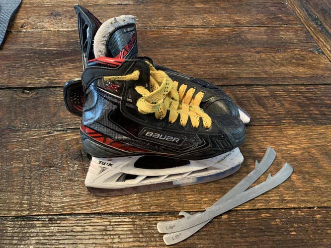 Junior Bauer Regular Width  Size 3 Vapor 2X Hockey Skates