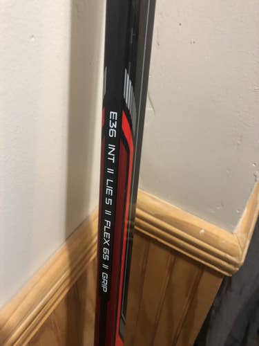 Intermediate Right Handed Mid Pattern  Synergy 650 Hockey Stick