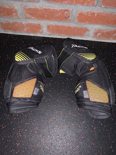 Used Medium CCM  Tacks 7092 Elbow Pads