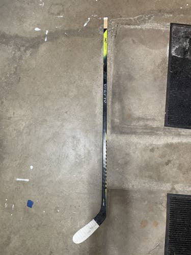Senior Right Handed Toe Pattern Alpha DX Hockey Stick