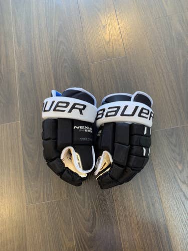 Black Senior Bauer 14"  Nexus N2900 Gloves