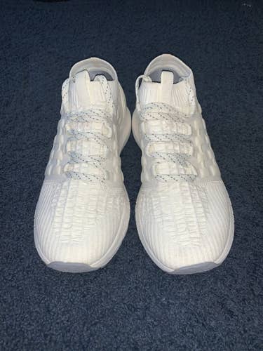 White Women's Size 8.0 (Women's 9.0) Under Armour Shoes
