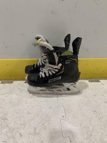 Senior Bauer Regular Width  Size 7 Supreme 2S Hockey Skates