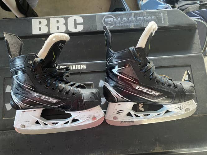 Youth CCM Regular Width Size 2 Ribcor 74k Hockey Skates