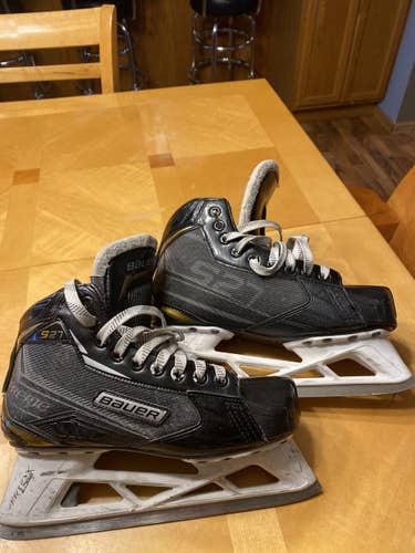 Junior Used Bauer Supreme S27 Hockey Goalie Skates Regular Width Size 5.5