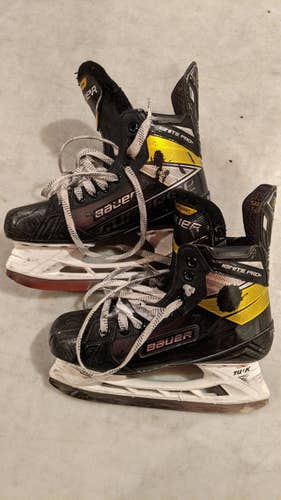 Junior Used Bauer Supreme Ignite Pro+ Hockey Skates Regular Width Size 5