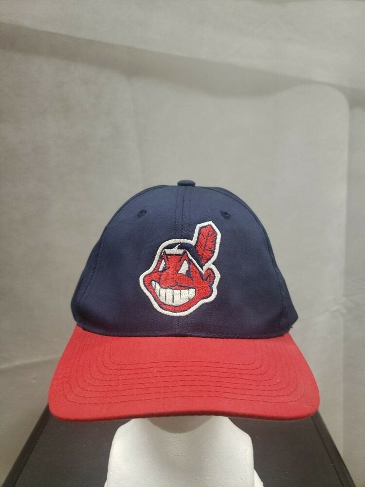 Cleveland Baseball Statue Snap Back Hat Grey/Red