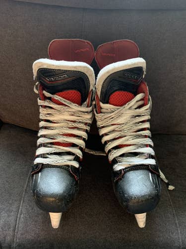 Junior Bauer Regular Width  Size 4 Vapor X700 Hockey Skates