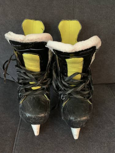 Youth Bauer Regular Width  Size 1 Supreme S27 Hockey Skates