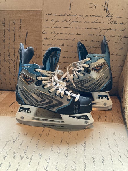 Junior CCM Vector 6.0 Hockey Skates Regular Width Size 4.5 D Shoe Size 6