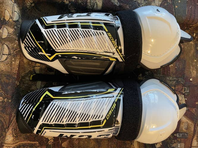 Used Junior CCM Tacks 9060 Shin Pads