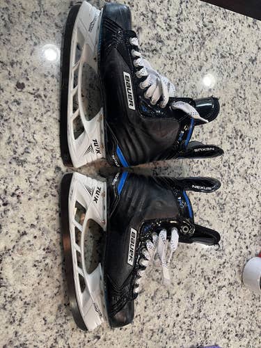 Bauer Nexus 1n VCut Hockey Skates/Nexus 1 N Retail 10 EE bundle