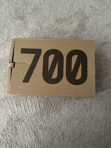 Adidas Yeezy 700