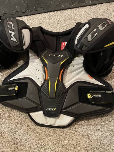 Senior Large CCM  Super Tacks AS1 Shoulder Pads