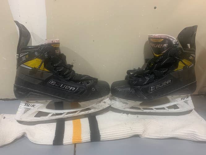 Senior Bauer Regular Width  Size 9.5 Supreme 3S Pro Hockey Skates