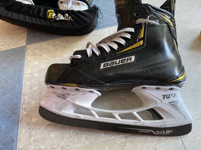Senior Bauer Regular Width  Size 7 Ignite pro + Hockey Skates