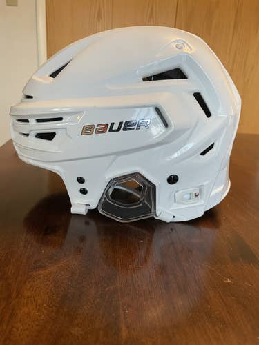 White New Large Bauer Re-Akt 150 Helmet