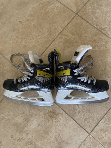 Youth Bauer  Size 4 Supreme 3S Hockey Skates