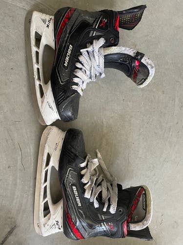 Senior Used Bauer Vapor 2X Hockey Skates Regular Width Size 9