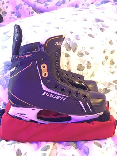 Junior Bauer Regular Width  Size 4 Supreme One.5 Hockey Skates