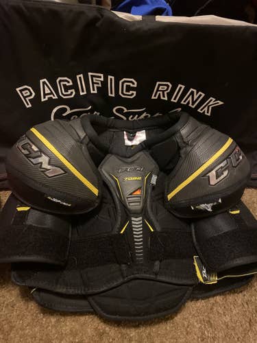 Senior Medium CCM  Tacks 7092 Shoulder Pads