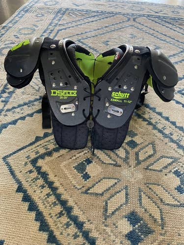 *Like New* XS Schutt DS Flex Shoulder Pads