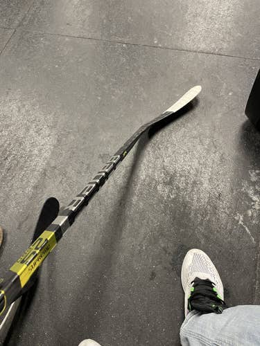 Senior Right Handed Supreme 2S Pro Hockey Stick