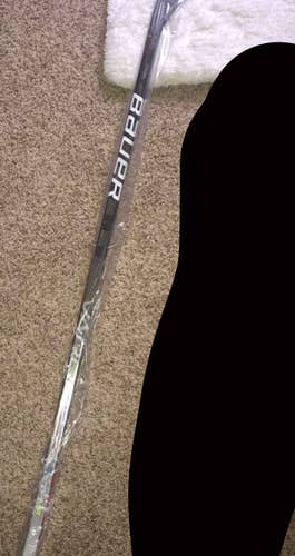 New Bauer Right Handed Vapor Hyperlite Hockey Stick Mid Pattern