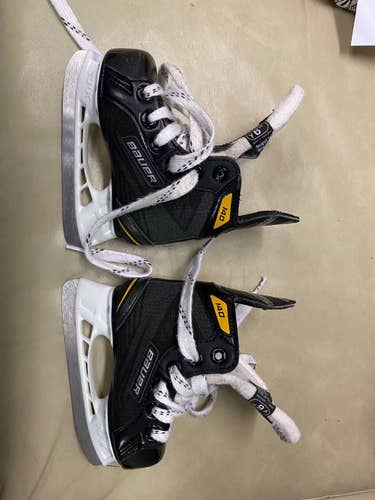 Youth Bauer Regular Width Size 6 Supreme 140 Hockey Skates