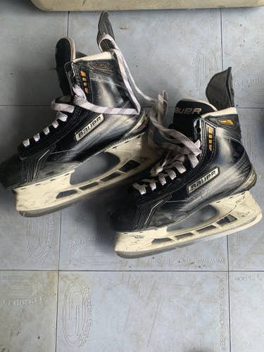 Junior Bauer Regular Width  Size 5.5 Supreme MX3 Hockey Skates